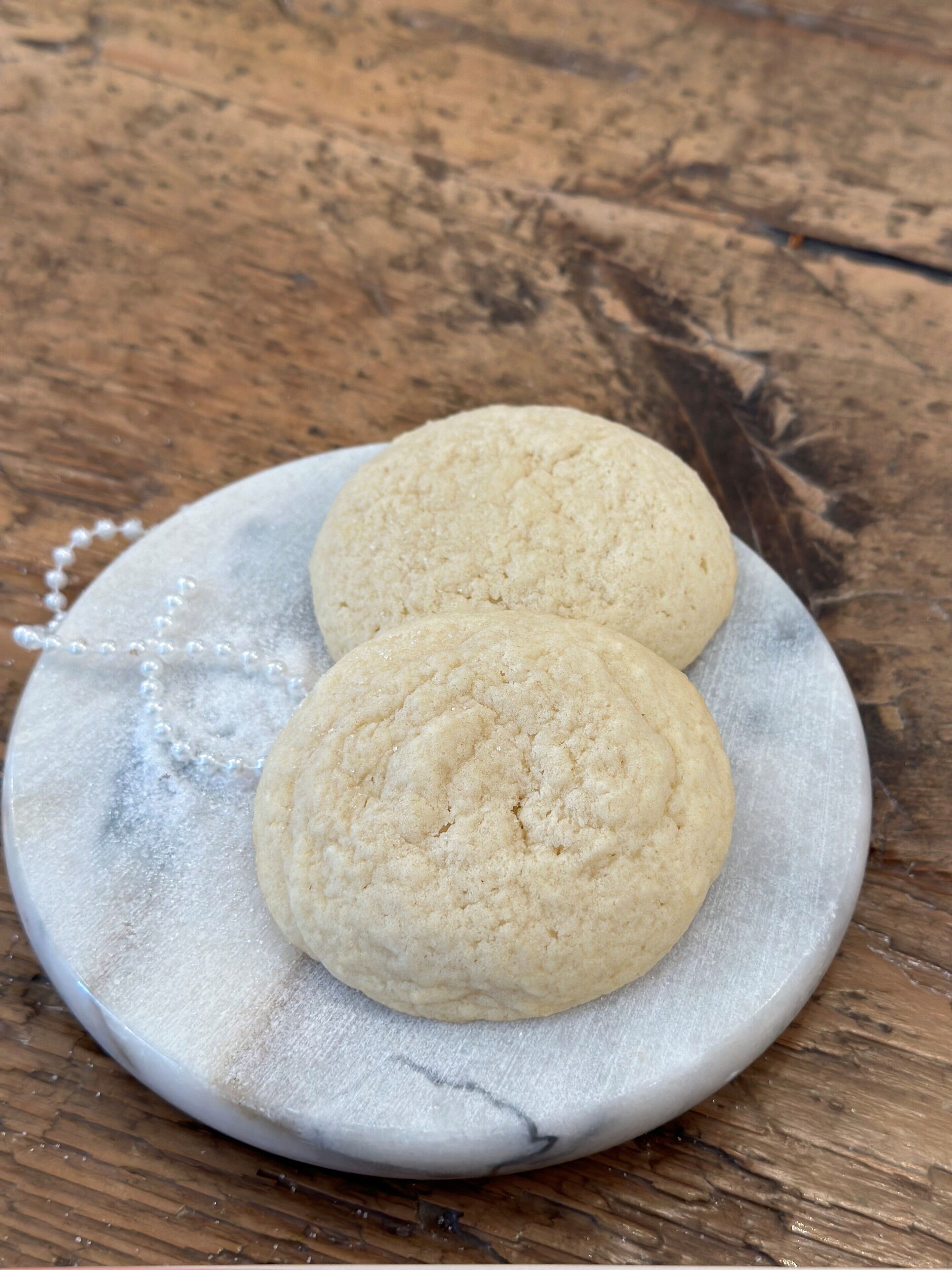 Deux biscuits sur une assiette en marbre.