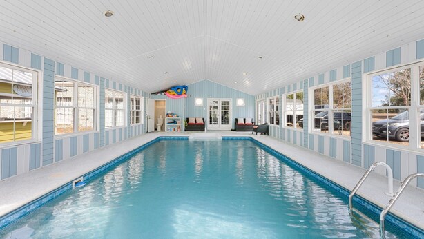 Una piscina cubierta con vistas al exterior.