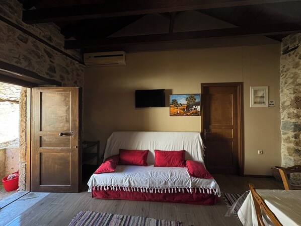 4 bedrooms, WiFi, bed sheets