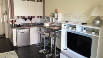 Een koelkast, een microgolfoven, een kookplaat, een vaatwasser