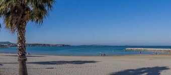 Quiet studio with beautiful terrace on the ground floor with swimming pool 15 minutes' walk from the port