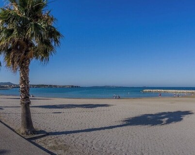 Quiet studio with beautiful terrace on the ground floor with swimming pool 15 minutes' walk from the port