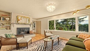 Smart-TV, Kamin, Videospiele, Tischtennisplatte