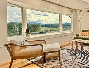 Smart-TV, Kamin, Videospiele, Tischtennisplatte