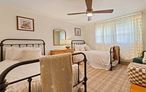 4 室のベッドルーム、デスク、アイロン / アイロン台、WiFi