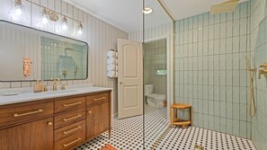 Douche, sĂšche-cheveux, serviettes fournies, savon