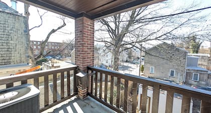 Charming 2-bedroom apartment w/ WiFi, AC in phenomenal Germantown, Philadelphia