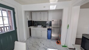 Microwave, oven, stovetop - Charming 2-bedroom apartment w/ WiFi, AC in phenomenal Germantown, Philadelphia (Philadelphia)