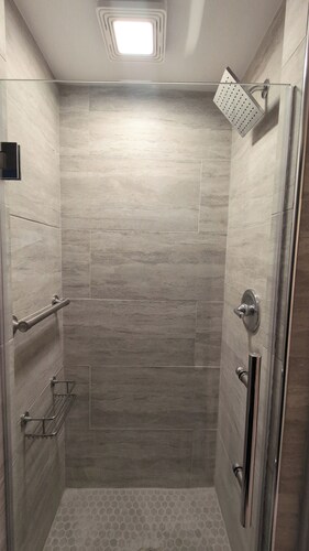 Charming 2-bedroom apartment w/ WiFi, AC in phenomenal Germantown, Philadelphia