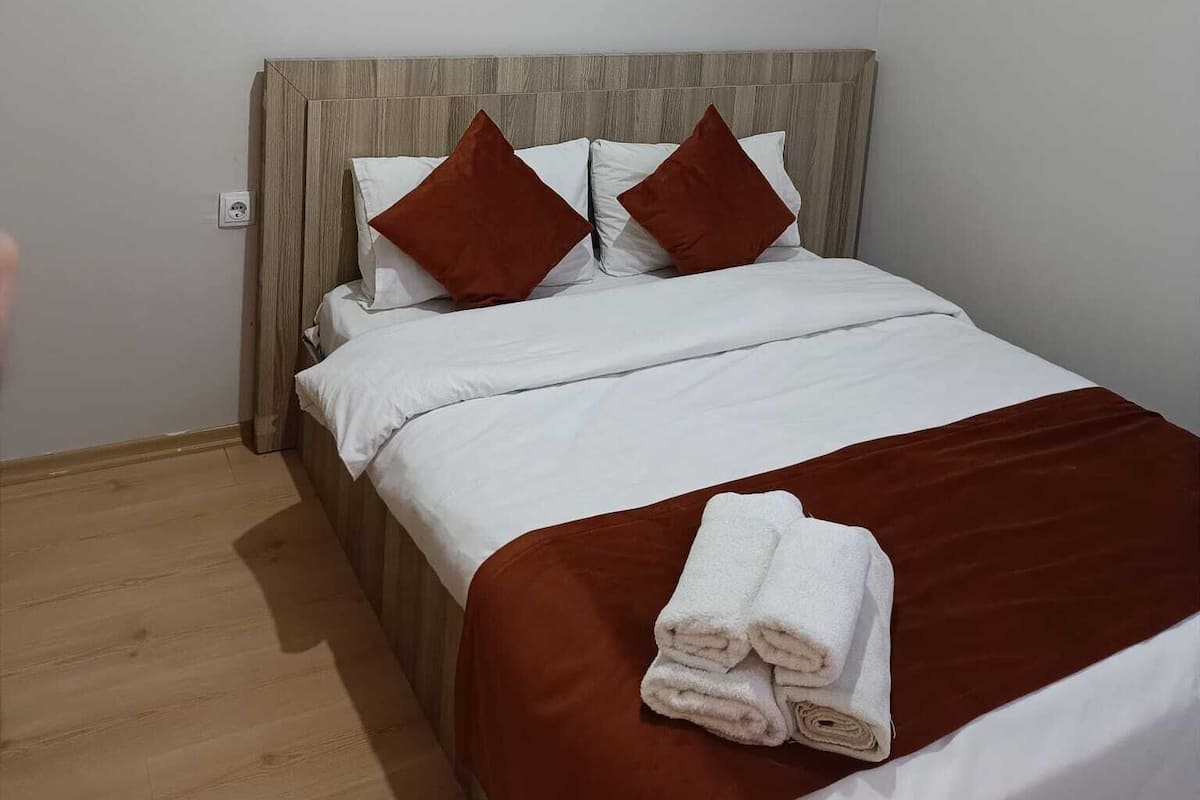 Chambre triple familiale, vue sur la ville | Accès au Wi-Fi (inclus)