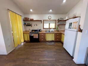 Refrigerador, horno, parrilla de estufa y cafetera y tetera 