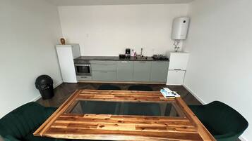 Full-sized fridge, microwave, oven, stovetop