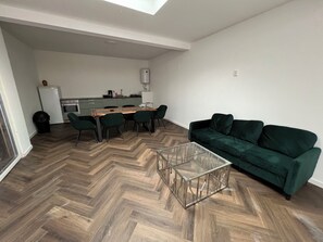 大冰箱、微波炉、烤箱、炉灶