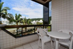 Outdoor dining - Refúgio Terra do Sol (Florianópolis)