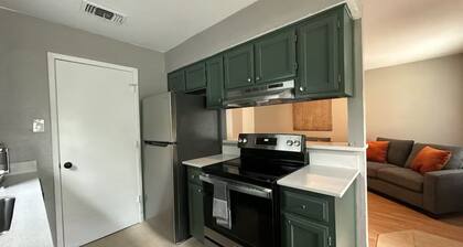 Charming 2-bedroom apartment in lovely Arlington with WiFi, AC