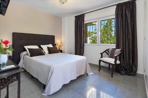 5 chambres, fer et planche à repasser, Wi-Fi, draps fournis