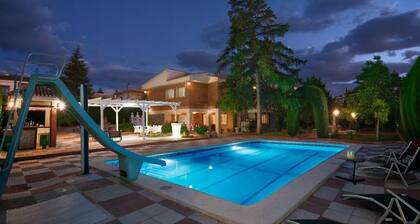VILLA GRANADA GARDEN DELUXE. POOL AND BBQ