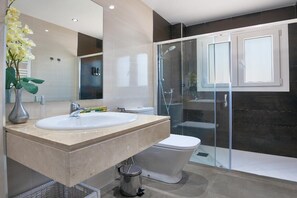 Sèche-cheveux, bidet, serviettes fournies, savon