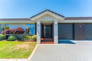 Exterior detail - Delight in the Dell - 2 mins to lake (Taupo)