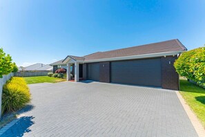 Exterior - Delight in the Dell - 2 mins to lake (Taupō)
