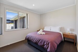 4 bedrooms, iron/ironing board, free WiFi, bed sheets