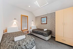 2 bedrooms, desk, iron/ironing board, free WiFi