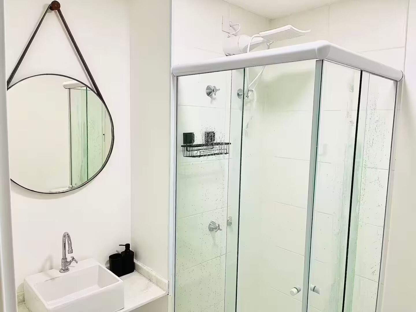 Douche, sèche-cheveux, serviettes fournies, savon