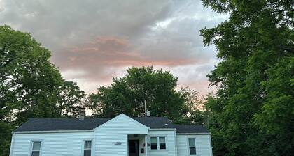Private, wooded, and convenient cottage just blocks from SOMC