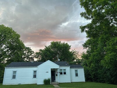 
Private, wooded, and convenient cottage just blocks from SOMC