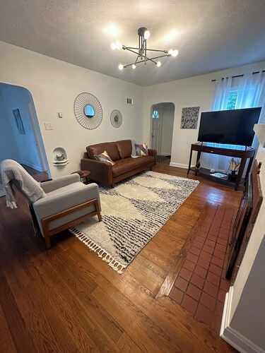 
Private, wooded, and convenient cottage just blocks from SOMC