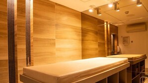 A modern bathroom with wooden paneling, a long bench, and a large mirror. - Solar Tambaú - LikeHome Hospedagens (Joao Pessoa)