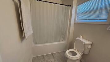 Secador de pelo, toallas, jabón, shampoo