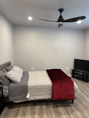 1 bedroom, desk, free WiFi, bed sheets