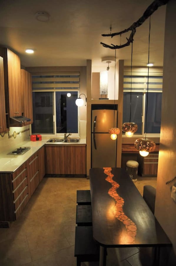 Fridge, oven, coffee/tea maker, highchair