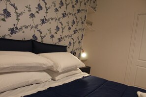 3 bedrooms, WiFi, bed sheets - House in the historic center of Naples (Napoli)