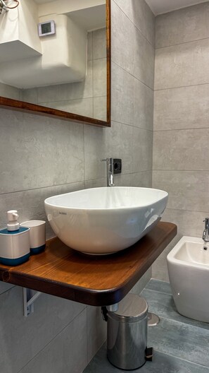 Shower, hair dryer, bidet, towels - House in the historic center of Naples (Napoli)
