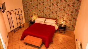 3 bedrooms, WiFi, bed sheets - House in the historic center of Naples (Napoli)