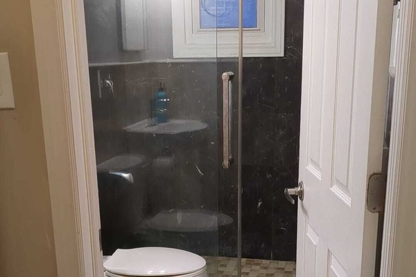 Dusche, Haartrockner, Handtücher, Seife