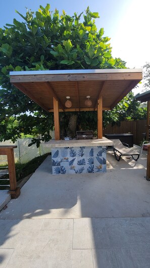 Outdoor dining - Casita Almendro: A Cozy Studio with Heated Pool, BBQ and Close to La Parguera! (San Germán)