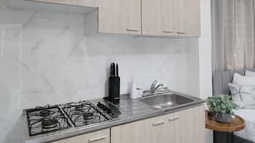 Refrigerador, microondas, cafetera y tetera y utensilios de cocina