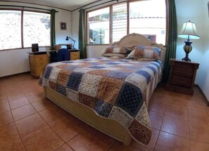 3 bedrooms, desk, iron/ironing board, free WiFi - 3-bdrm home on gorgeous mountain property near San Jose - perfect 4 remote work (San José)