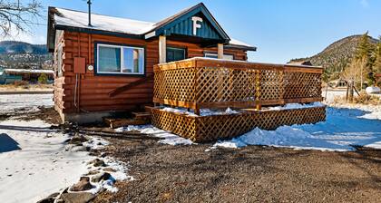"F" Fox Cabin: Private hot tub! “F”