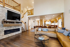 TV, fireplace - 4 Mink Lane in Sunriver - Hot Tub, SHARC passes (Sunriver)