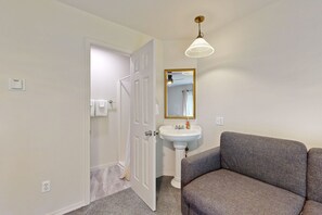 Interior - Whale's Spout - Pet Friendly-Depoe Bay, OR (Depoe Bay)