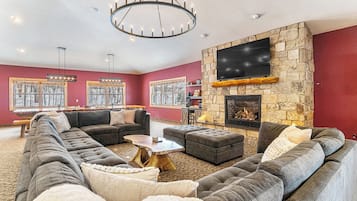 TV connectée, cheminée, jeux vidéo, baby-foot