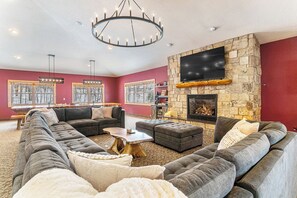 TV connectée, cheminée, jeux vidéo, baby-foot