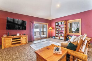 TV connectée, cheminée, jeux vidéo, baby-foot