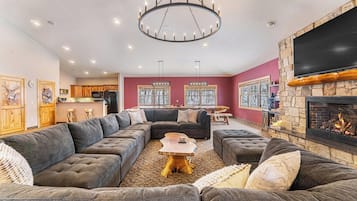 Smart-TV, Kamin, Videospiele, Tischfußball