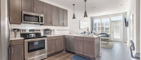 Réfrigérateur, four, plaque de cuisson, lave-vaisselle