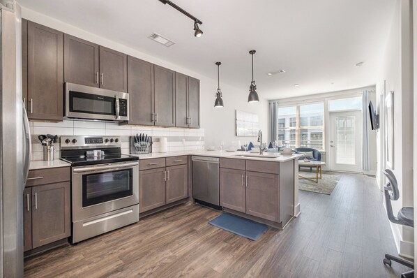 Réfrigérateur, four, plaque de cuisson, lave-vaisselle